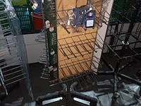 Lot 75 - display molen met hangers - afbeelding 2 van  4