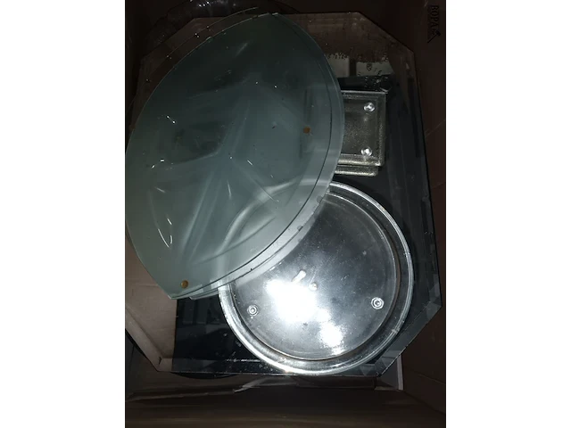 Lot 75 - glazen schalen en spiegels - afbeelding 2 van  3