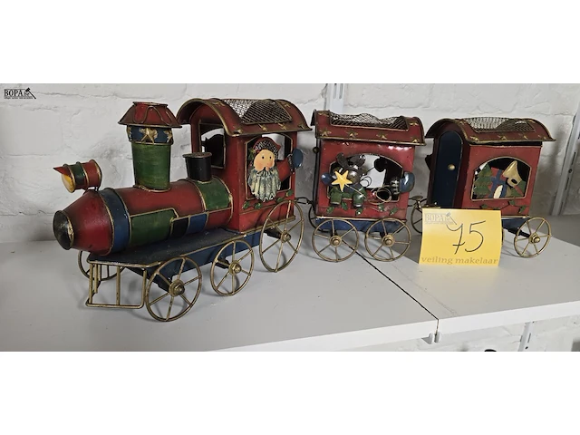 Lot 75 - kerst trein locomotief met 2 wagons in metaal - afbeelding 1 van  3