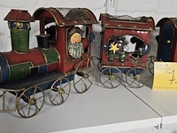 Lot 75 - kerst trein locomotief met 2 wagons in metaal - afbeelding 1 van  3