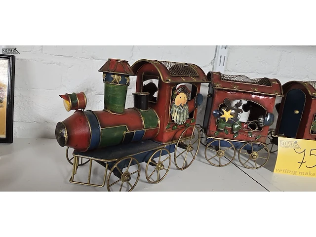Lot 75 - kerst trein locomotief met 2 wagons in metaal - afbeelding 2 van  3