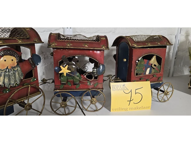Lot 75 - kerst trein locomotief met 2 wagons in metaal - afbeelding 3 van  3