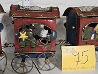 Lot 75 - kerst trein locomotief met 2 wagons in metaal - afbeelding 3 van  3