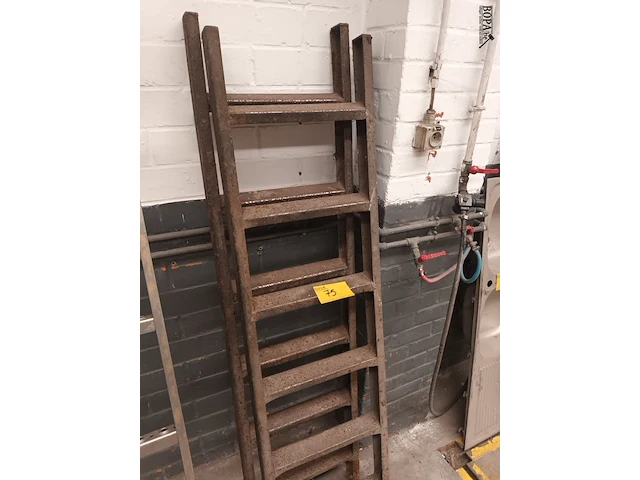 Lot 75 - metalen putladder. 2 stuks - afbeelding 1 van  4