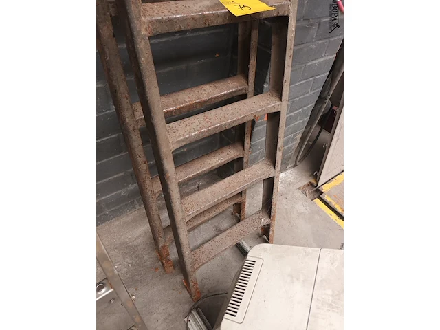 Lot 75 - metalen putladder. 2 stuks - afbeelding 2 van  4