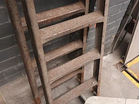 Lot 75 - metalen putladder. 2 stuks - afbeelding 2 van  4