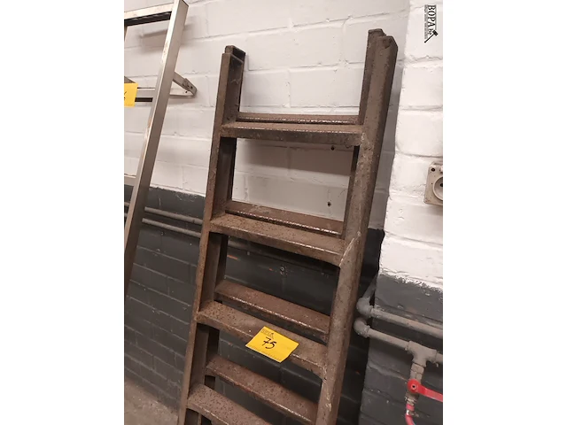 Lot 75 - metalen putladder. 2 stuks - afbeelding 3 van  4