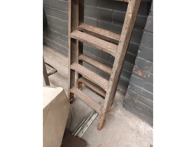 Lot 75 - metalen putladder. 2 stuks - afbeelding 4 van  4
