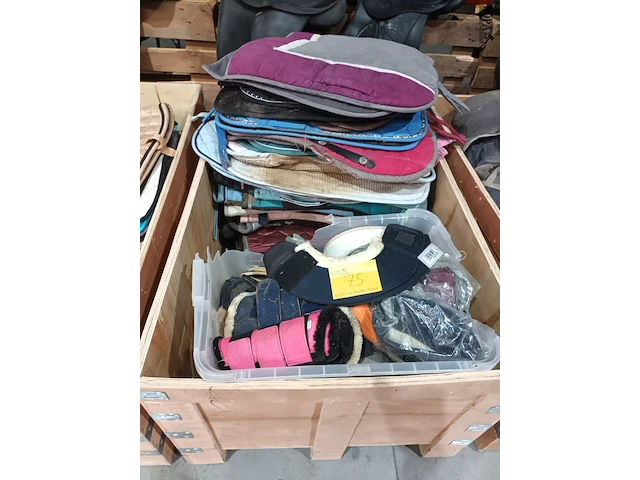 Lot 75 - paardenmateriaal - afbeelding 1 van  4