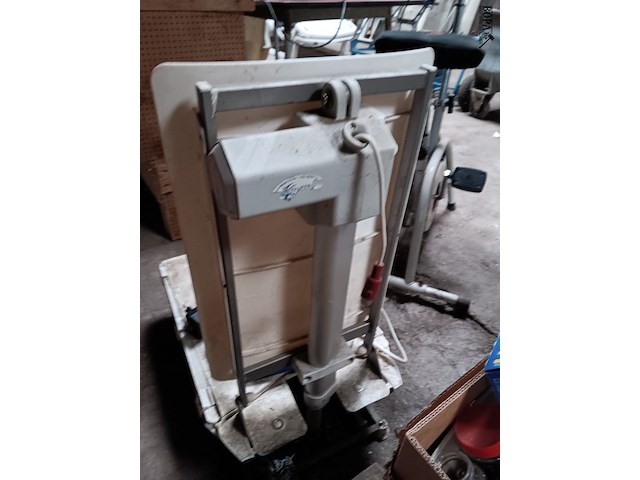 Lot 75 - personenliftje - afbeelding 2 van  3