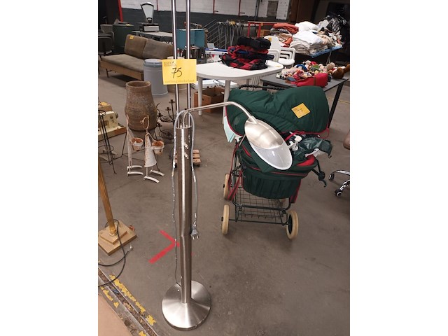 Lot 75 - staande lamp - afbeelding 1 van  1