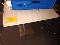 Lot 75 - tafel met bruine metalen voet - afbeelding 1 van  3