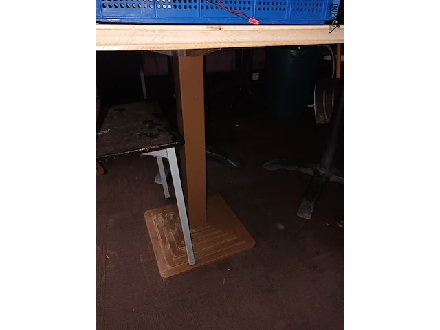 Lot 75 - tafel met bruine metalen voet - afbeelding 2 van  3
