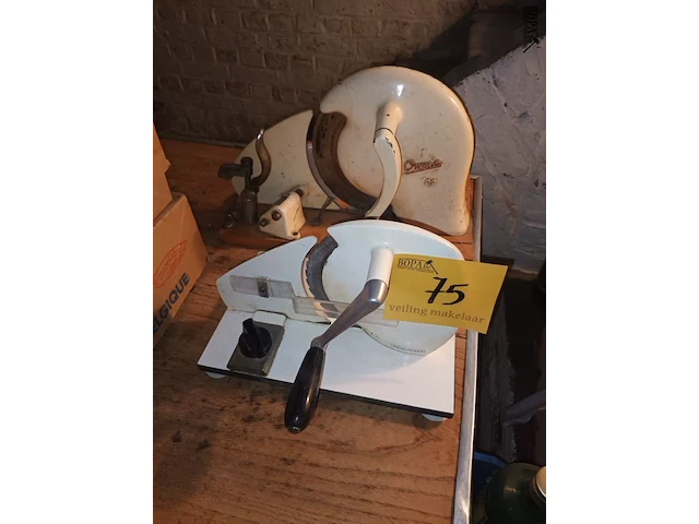Lot 75 - vintage snijmachines. 2 stuks - afbeelding 1 van  3