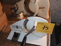 Lot 75 - vintage snijmachines. 2 stuks - afbeelding 1 van  3