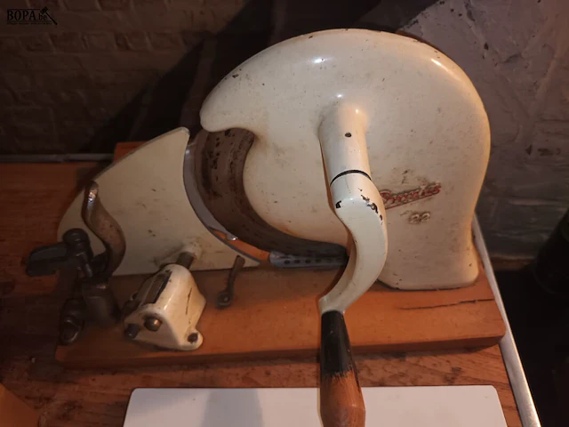 Lot 75 - vintage snijmachines. 2 stuks - afbeelding 2 van  3