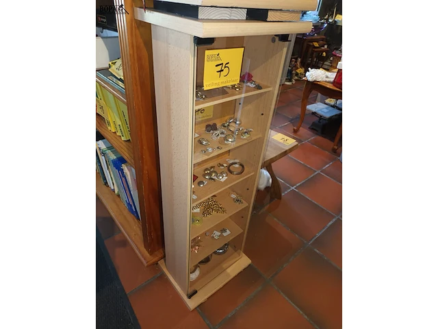 Lot 75 - vitrine kastje - afbeelding 1 van  2