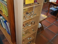 Lot 75 - vitrine kastje - afbeelding 1 van  2