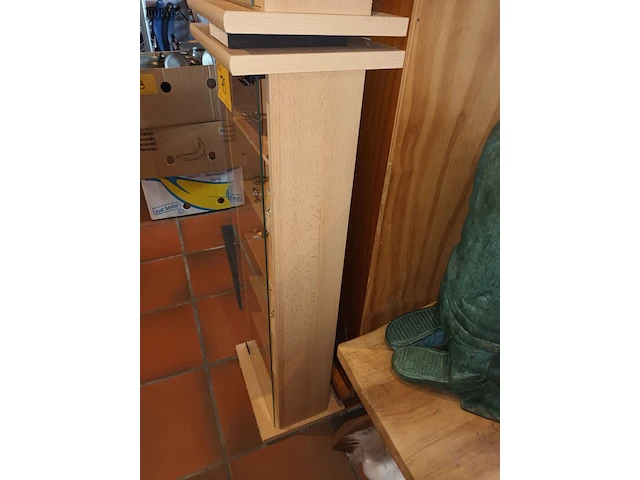 Lot 75 - vitrine kastje - afbeelding 2 van  2