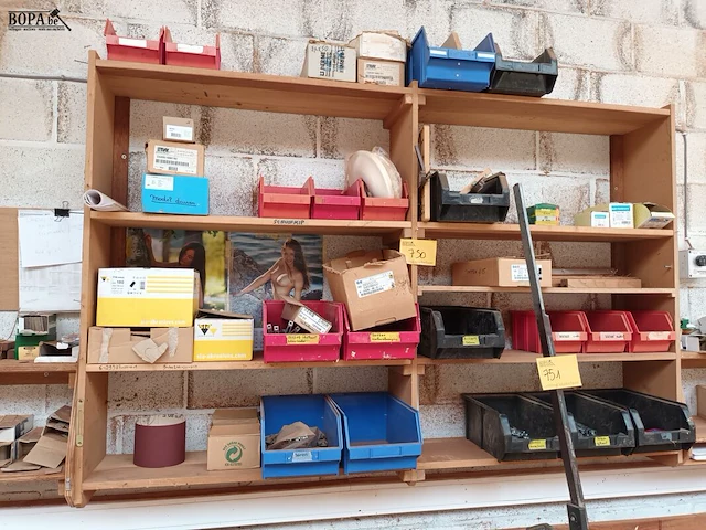 Lot 750 - werkmateriaal en sorteerbakjes - afbeelding 1 van  6