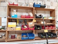 Lot 750 - werkmateriaal en sorteerbakjes - afbeelding 1 van  6