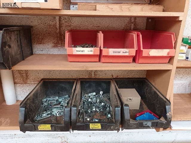 Lot 750 - werkmateriaal en sorteerbakjes - afbeelding 2 van  6