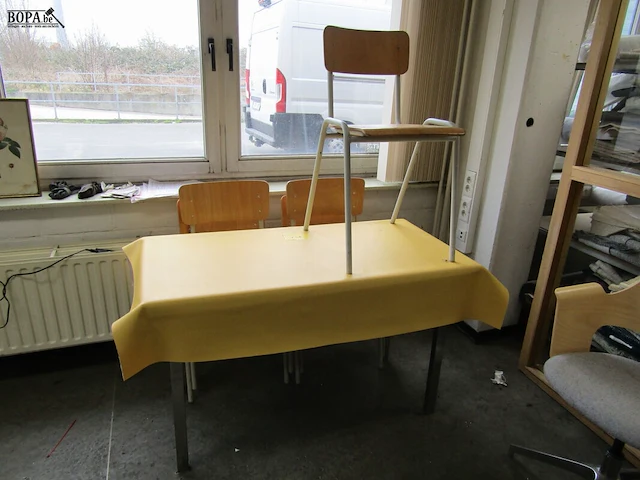 Lot 751 - keukentafel en schoolstoelen - afbeelding 1 van  4