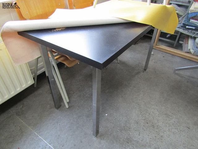 Lot 751 - keukentafel en schoolstoelen - afbeelding 2 van  4