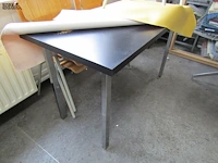Lot 751 - keukentafel en schoolstoelen - afbeelding 2 van  4