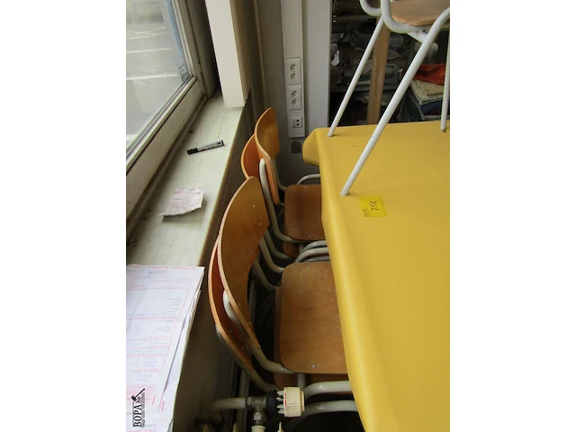 Lot 751 - keukentafel en schoolstoelen - afbeelding 4 van  4