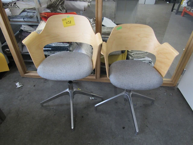 Lot 752 - bureaustoel. 2 stuks - afbeelding 1 van  3