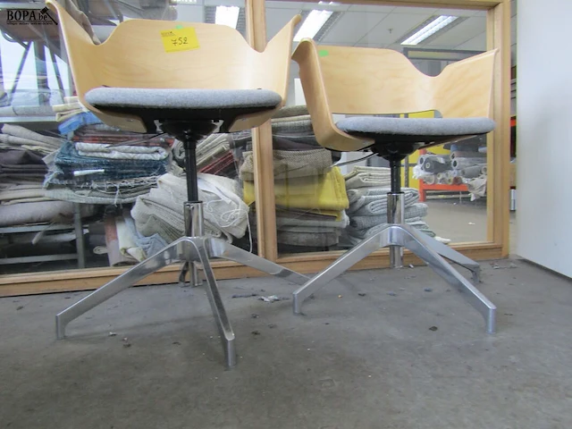 Lot 752 - bureaustoel. 2 stuks - afbeelding 2 van  3