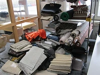 Lot 753 - rek met rollen stof - afbeelding 1 van  6