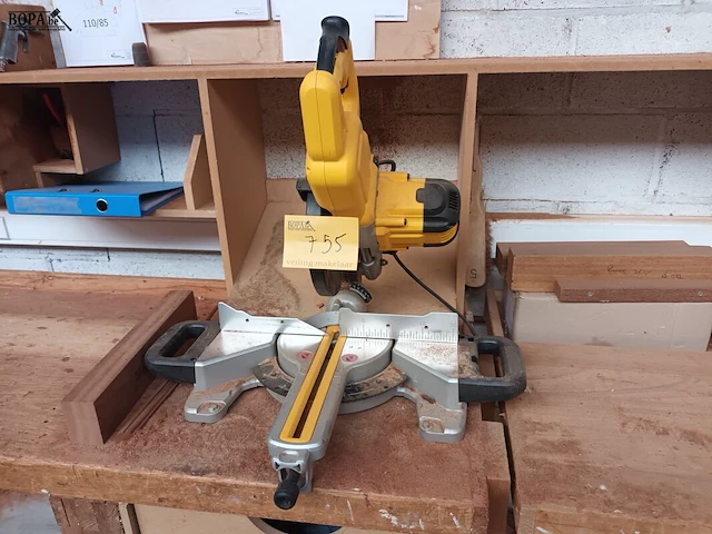 Lot 755 - afkortzaagmachine dewalt - afbeelding 1 van  3