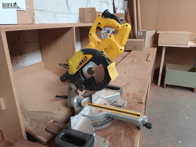 Lot 755 - afkortzaagmachine dewalt - afbeelding 2 van  3