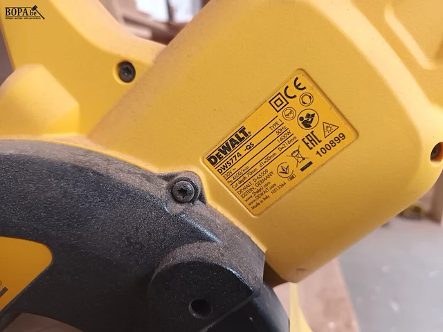 Lot 755 - afkortzaagmachine dewalt - afbeelding 3 van  3