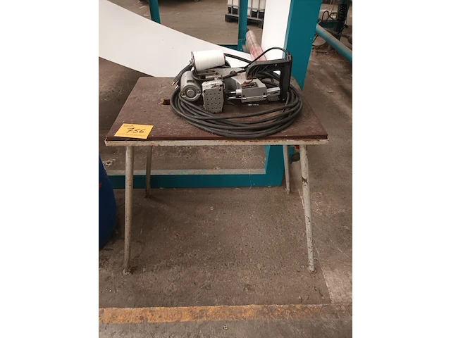 Lot 756 - tafel met naaimachine - afbeelding 1 van  3