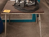 Lot 756 - tafel met naaimachine - afbeelding 1 van  3