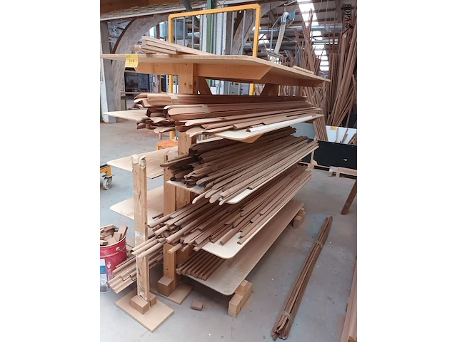 Lot 759 - houten rek - afbeelding 2 van  3