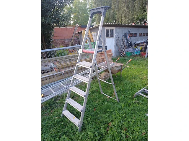Lot 76 - altrex trapladder - afbeelding 1 van  3