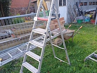 Lot 76 - altrex trapladder - afbeelding 1 van  3