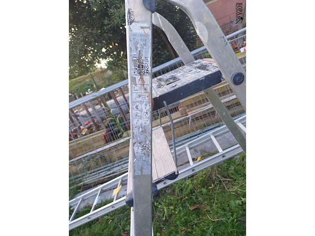 Lot 76 - altrex trapladder - afbeelding 2 van  3