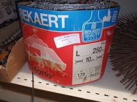 Lot 76 - diversen voor landbouw. inhoud rek - afbeelding 2 van  12