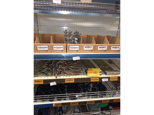 Lot 76 - diversen voor landbouw. inhoud rek - afbeelding 1 van  12