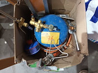 Lot 76 - gasfles met diverse soldeerbouten - afbeelding 1 van  4