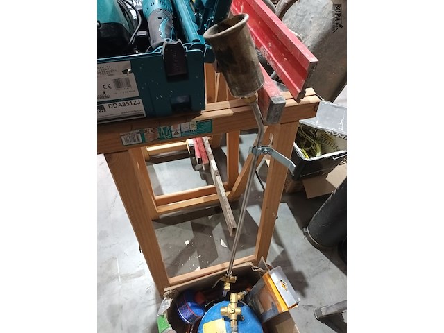 Lot 76 - gasfles met diverse soldeerbouten - afbeelding 2 van  4