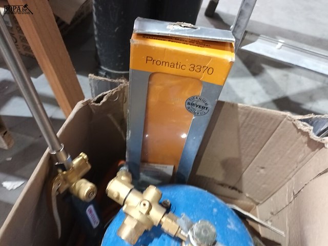 Lot 76 - gasfles met diverse soldeerbouten - afbeelding 3 van  4