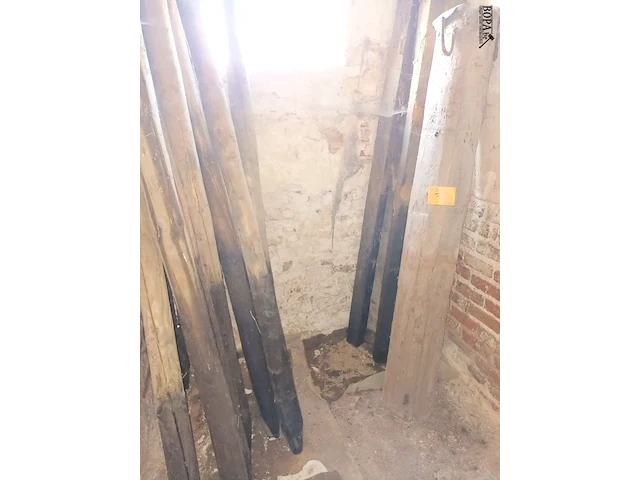 Lot 76 - houten en ijzeren palen - afbeelding 1 van  4