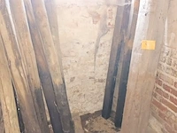 Lot 76 - houten en ijzeren palen - afbeelding 1 van  4