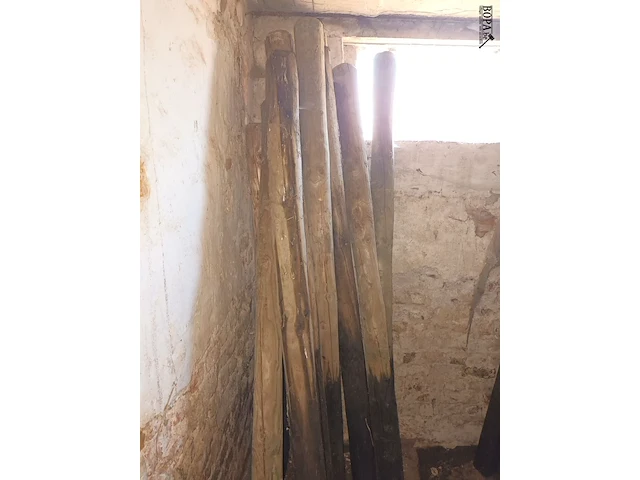 Lot 76 - houten en ijzeren palen - afbeelding 2 van  4